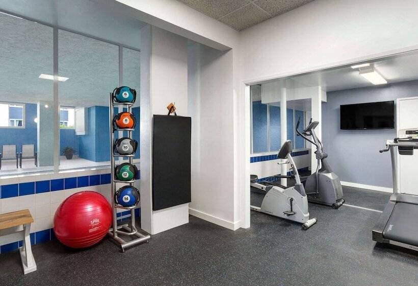 ホテル Days Inn By Wyndham Victoria Uptown