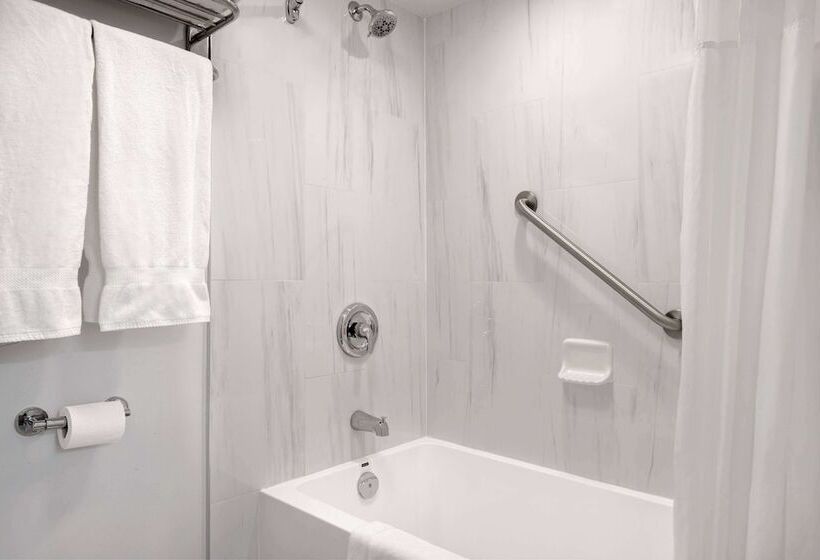 ホテル Days Inn By Wyndham Victoria Uptown