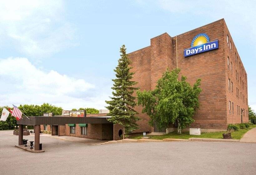 בית מלון כפרי Days Inn By Wyndham Renfrew Conference Centre