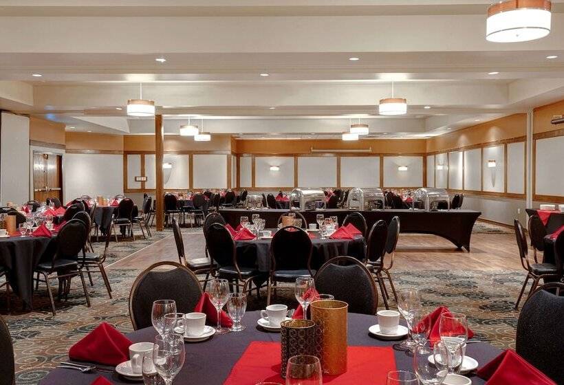 هتل Days Inn & Conference Centre By Wyndham Prince Albert