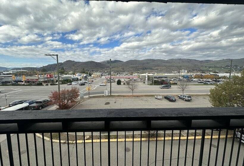 בית מלון כפרי Divya Sutra Plaza And Conference Centre, Vernon, Bc