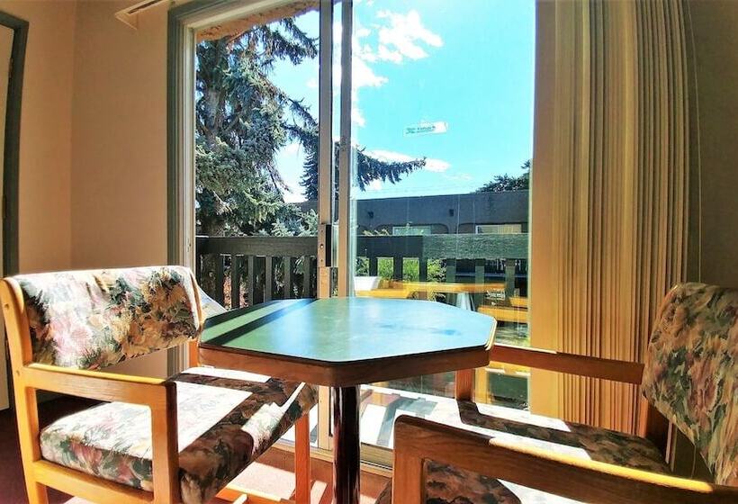 בית מלון כפרי Divya Sutra Plaza And Conference Centre, Vernon, Bc