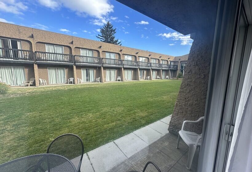 בית מלון כפרי Divya Sutra Plaza And Conference Centre, Vernon, Bc