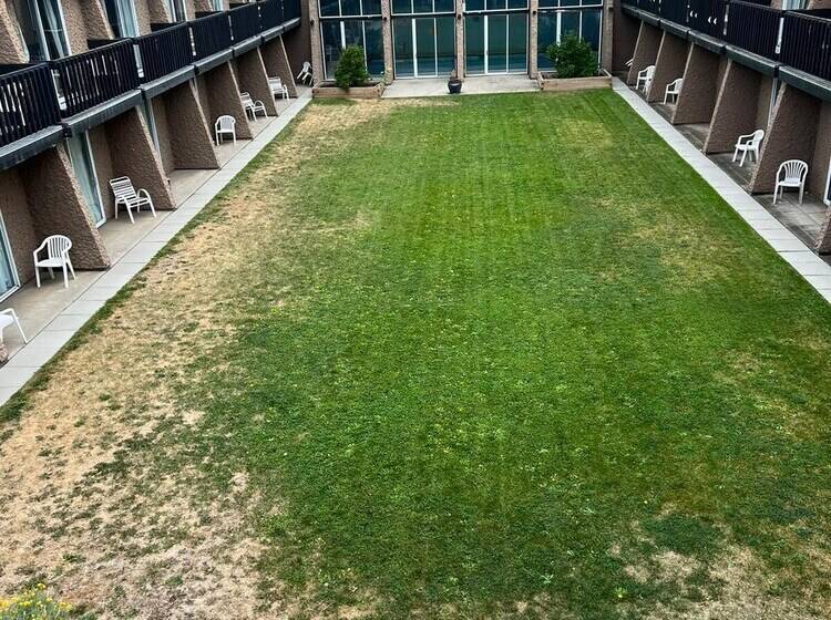 בית מלון כפרי Divya Sutra Plaza And Conference Centre, Vernon, Bc