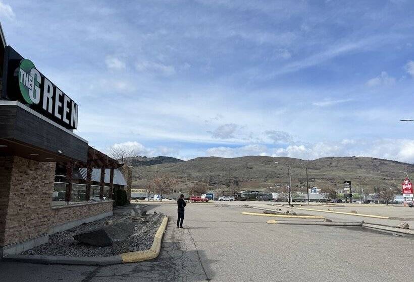 בית מלון כפרי Divya Sutra Plaza And Conference Centre, Vernon, Bc