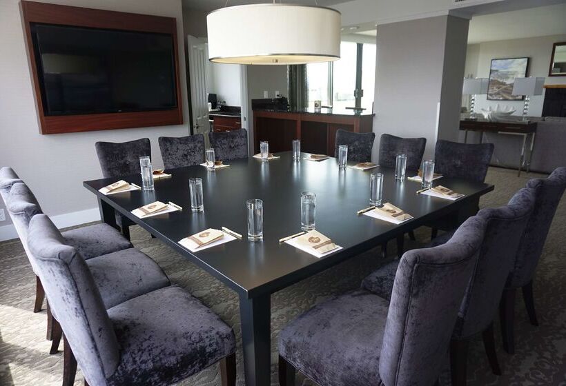 Doubletree By Hilton Hotel & Suites Victoria