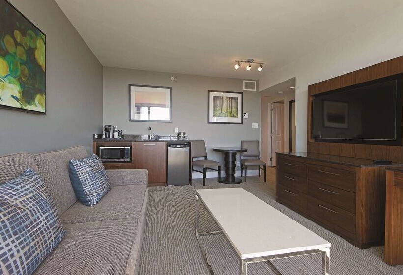 Doubletree By Hilton Hotel & Suites Victoria