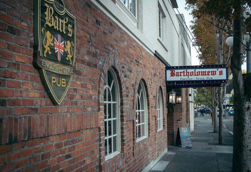 Doubletree By Hilton Hotel & Suites Victoria