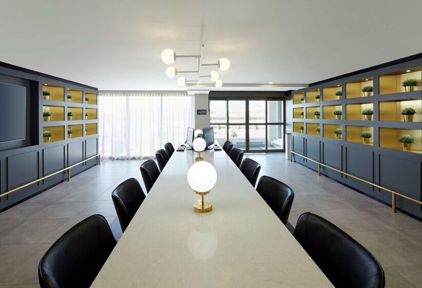 호텔 DoubleTree by Hilton Montreal Airport