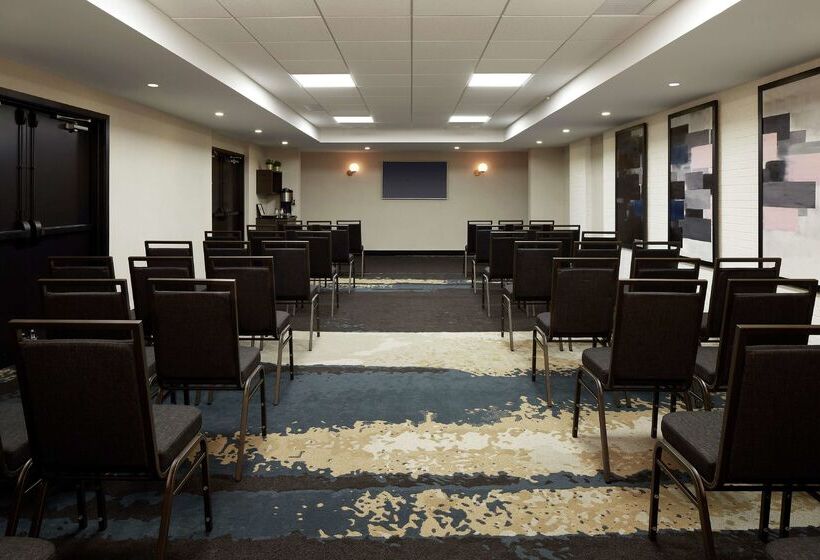 호텔 DoubleTree by Hilton Montreal Airport