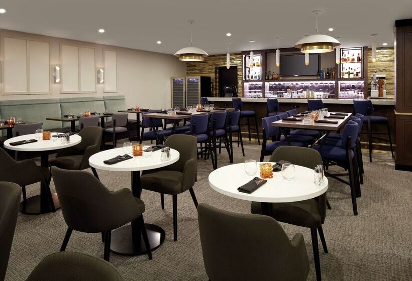 호텔 DoubleTree by Hilton Montreal Airport