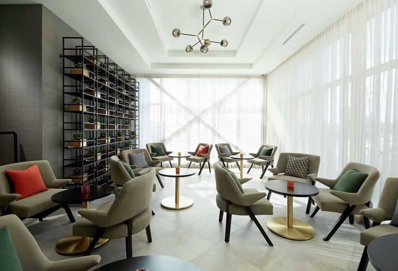 호텔 DoubleTree by Hilton Montreal Airport