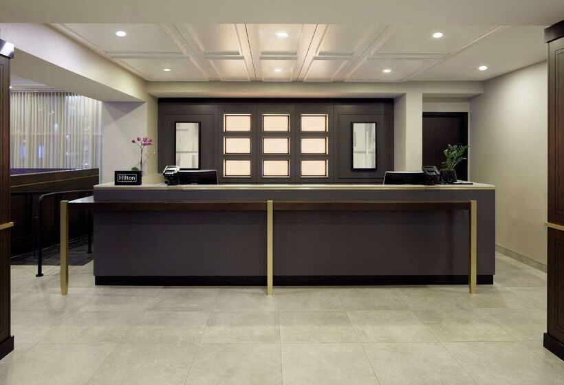 هتل DoubleTree by Hilton Montreal Airport