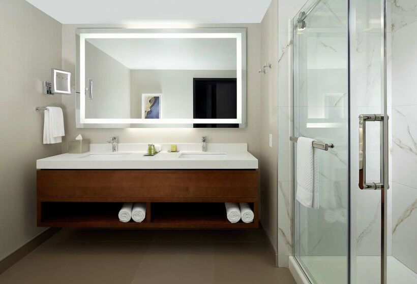 호텔 DoubleTree by Hilton Montreal Airport