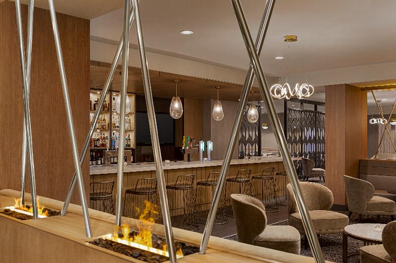 هتل Doubletree By Hilton Pointe Claire Montreal Airport West