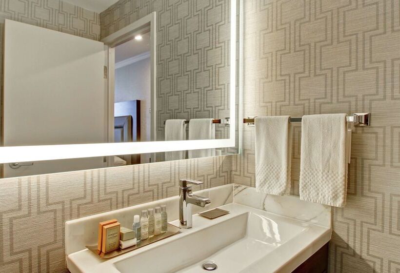 Doubletree By Hilton Hotel Toronto Downtown