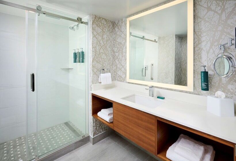 Doubletree By Hilton Windsor Hotel & Suites