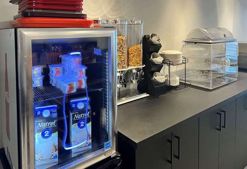 בית מלון כפרי Econo Lodge Airport Quebec