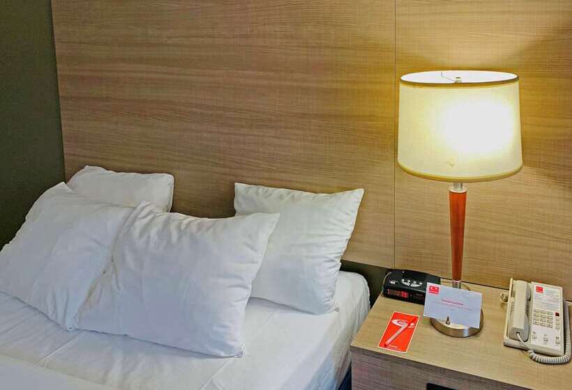 בית מלון כפרי Econo Lodge Airport Quebec