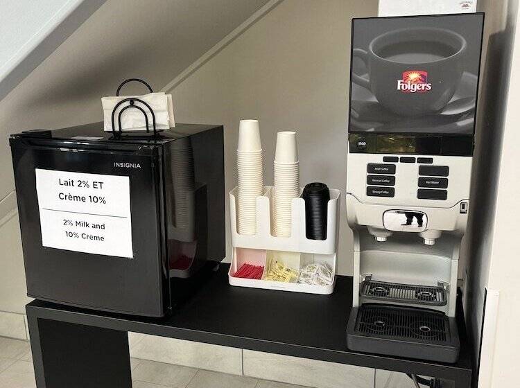 בית מלון כפרי Econo Lodge Airport Quebec