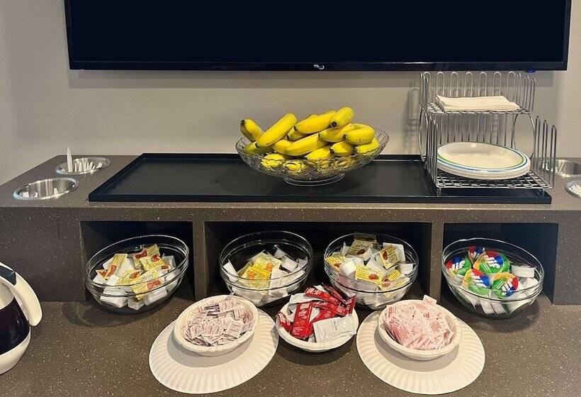 בית מלון כפרי Econo Lodge Airport Quebec