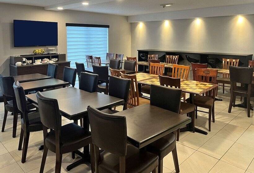 בית מלון כפרי Econo Lodge Airport Quebec