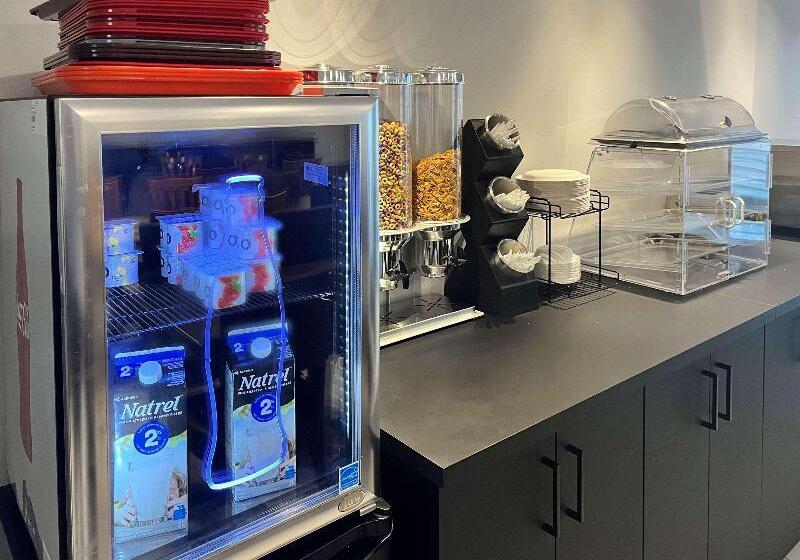 בית מלון כפרי Econo Lodge Airport Quebec