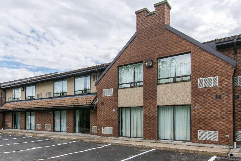 בית מלון כפרי Econo Lodge Airport Quebec