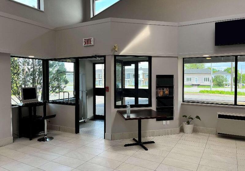 בית מלון כפרי Econo Lodge Airport Quebec