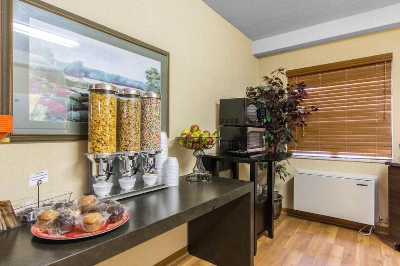 בית מלון כפרי Econo Lodge Airport Quebec