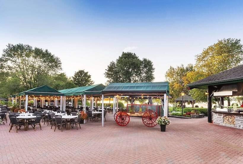 فندق Fairmont Le Chateau Montebello