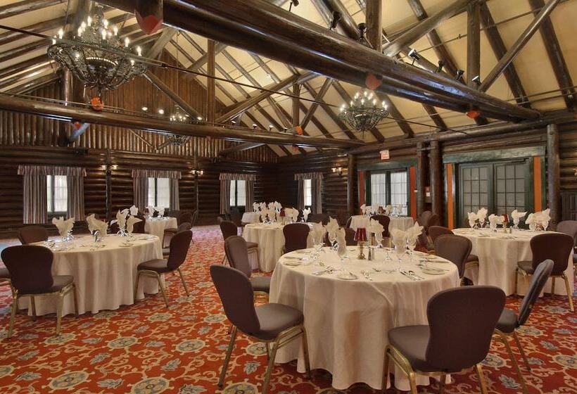 فندق Fairmont Le Chateau Montebello