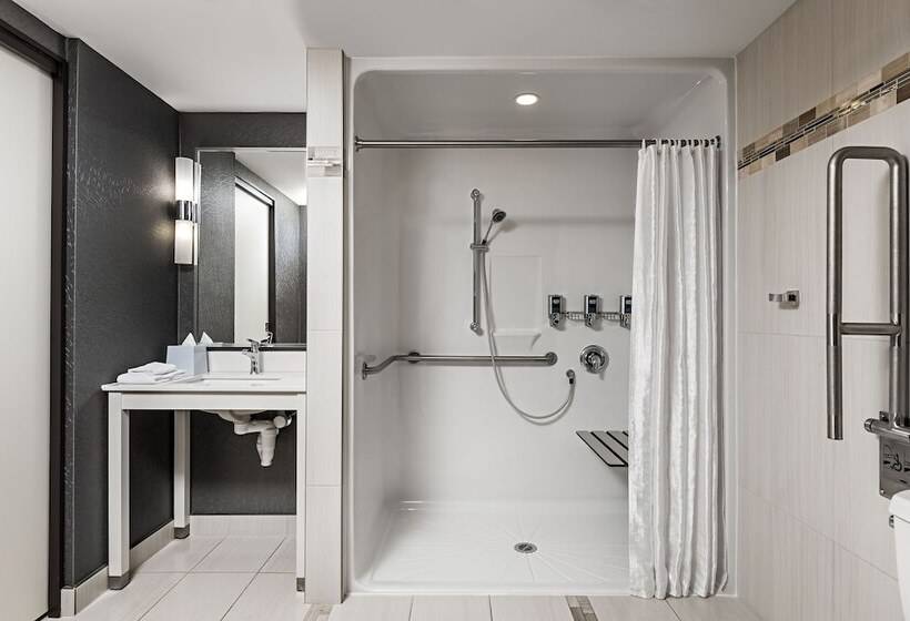 هتل Four Points By Sheraton London