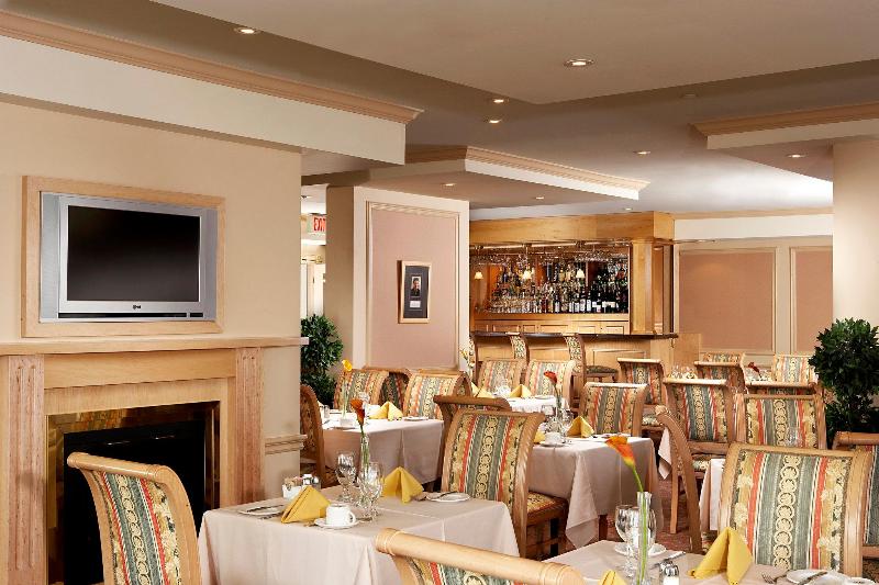 בית מלון כפרי Four Points by Sheraton Toronto Lakeshore