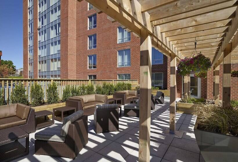 هتل Hampton Inn By Hilton Halifax Downtown