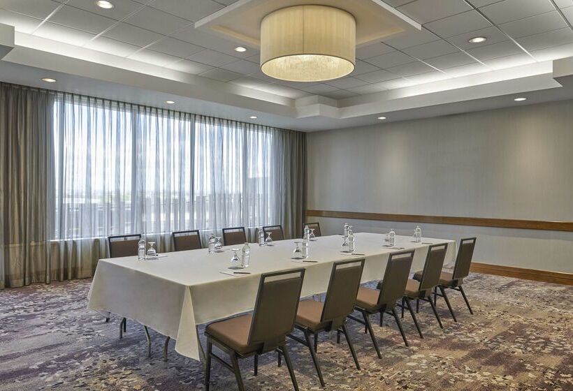 Hilton Toronto Airport Hotel & Suites