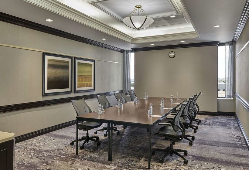 Hilton Toronto Airport Hotel & Suites