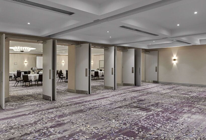 Hilton Toronto Airport Hotel & Suites