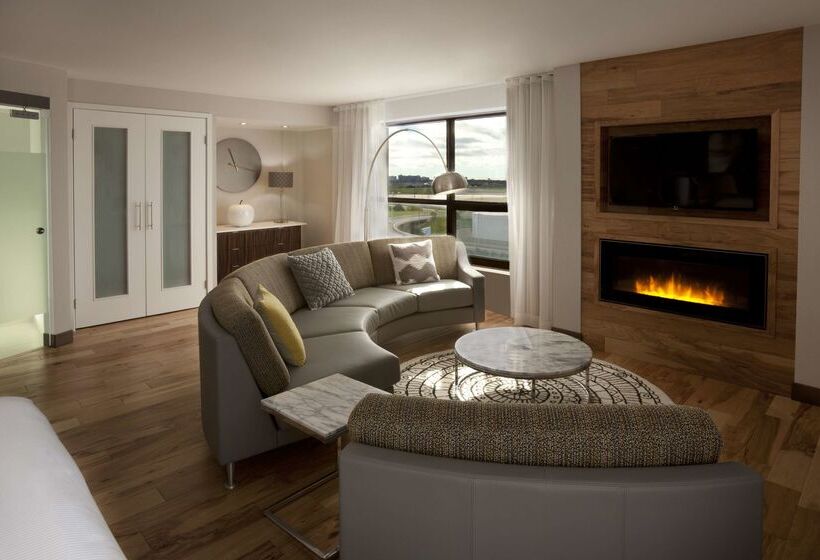 Hilton Toronto Airport Hotel & Suites