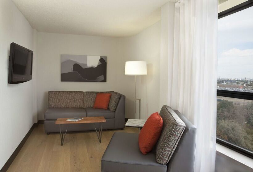 Hilton Toronto Airport Hotel & Suites