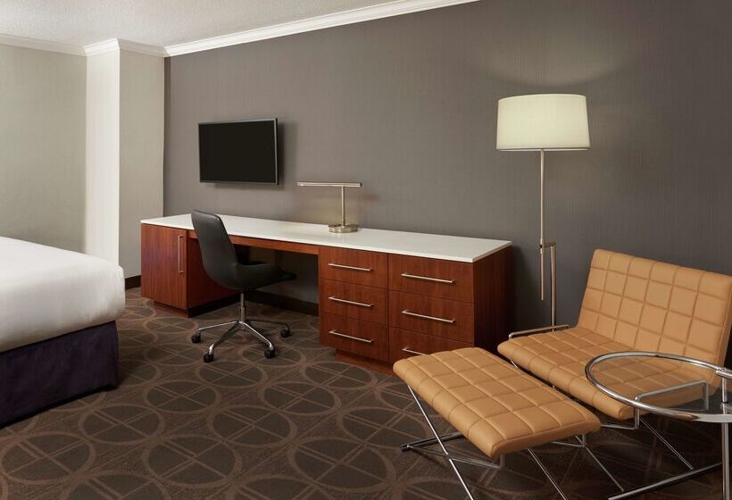 Hilton Toronto Airport Hotel & Suites