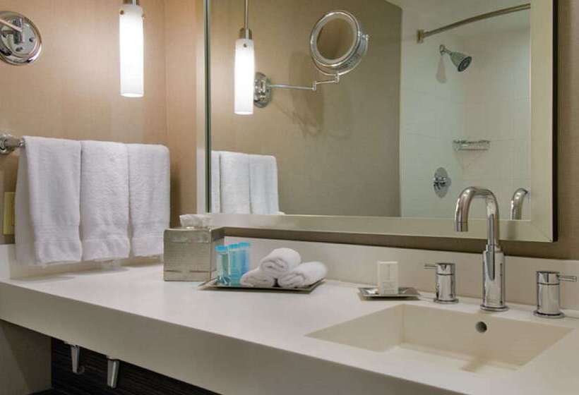 Hilton Toronto Airport Hotel & Suites