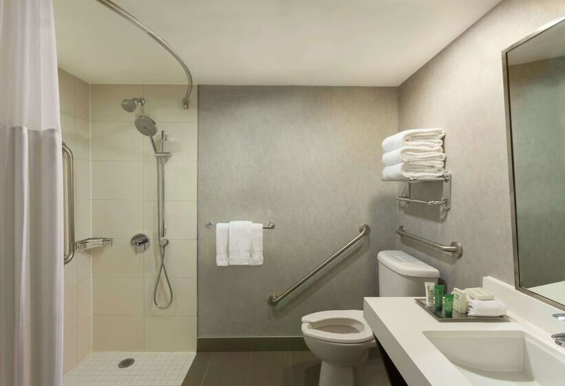 Hilton Toronto Airport Hotel & Suites