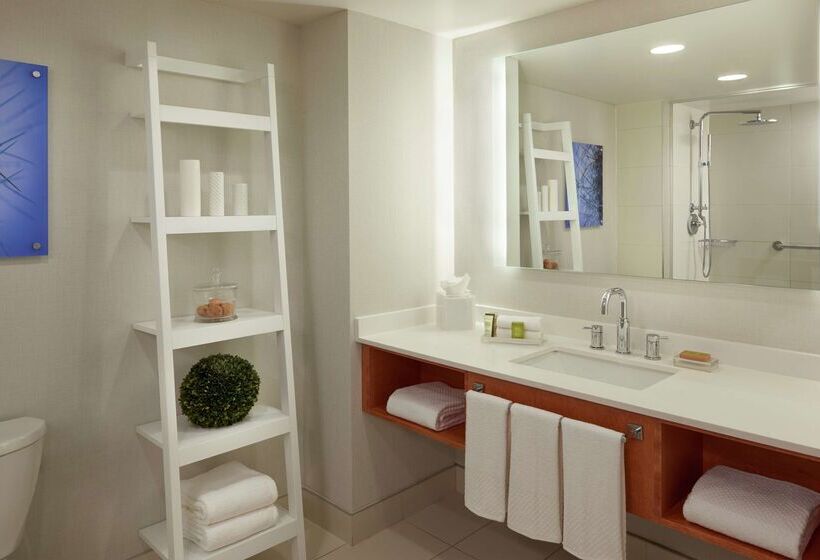 Hilton Toronto Airport Hotel & Suites