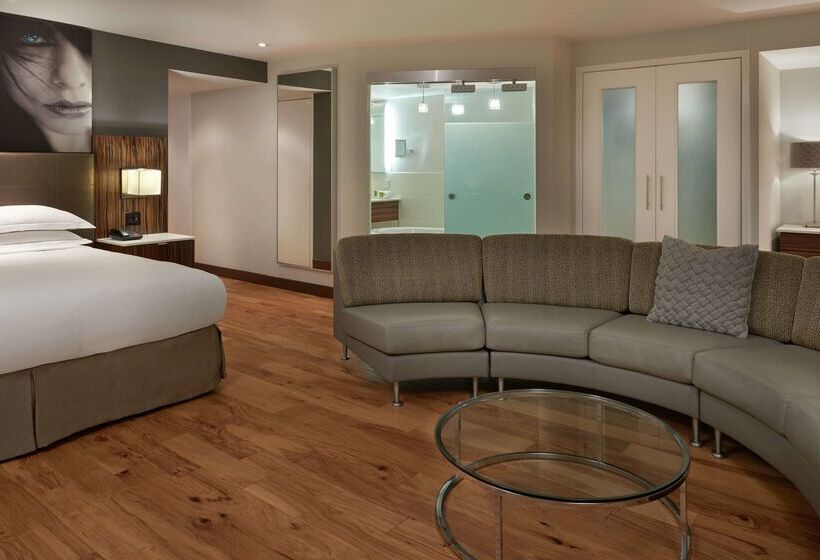 Hilton Toronto Airport Hotel & Suites