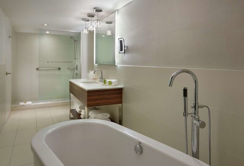 Hilton Toronto Airport Hotel & Suites