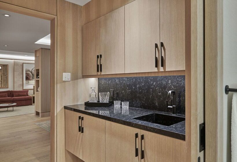 Hilton Toronto Airport Hotel & Suites