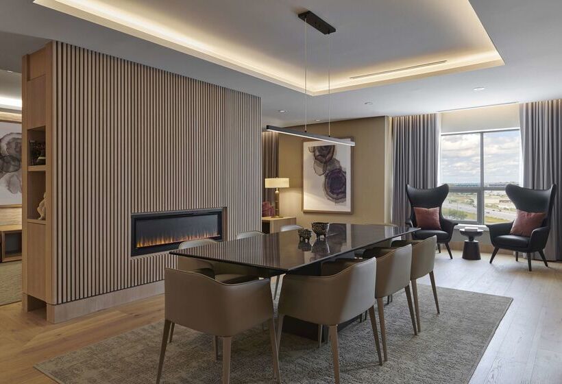 Hilton Toronto Airport Hotel & Suites