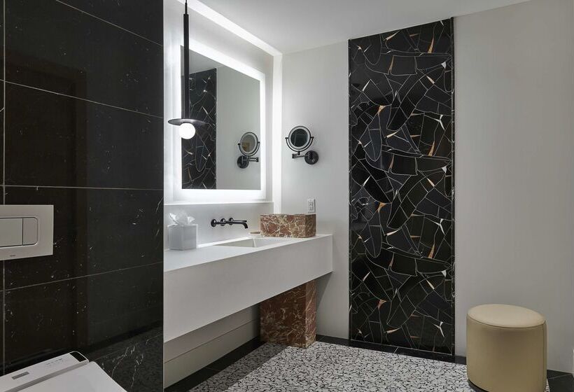 Hilton Toronto Airport Hotel & Suites