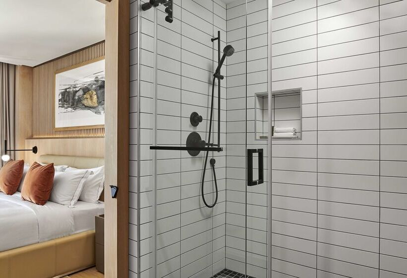 Hilton Toronto Airport Hotel & Suites